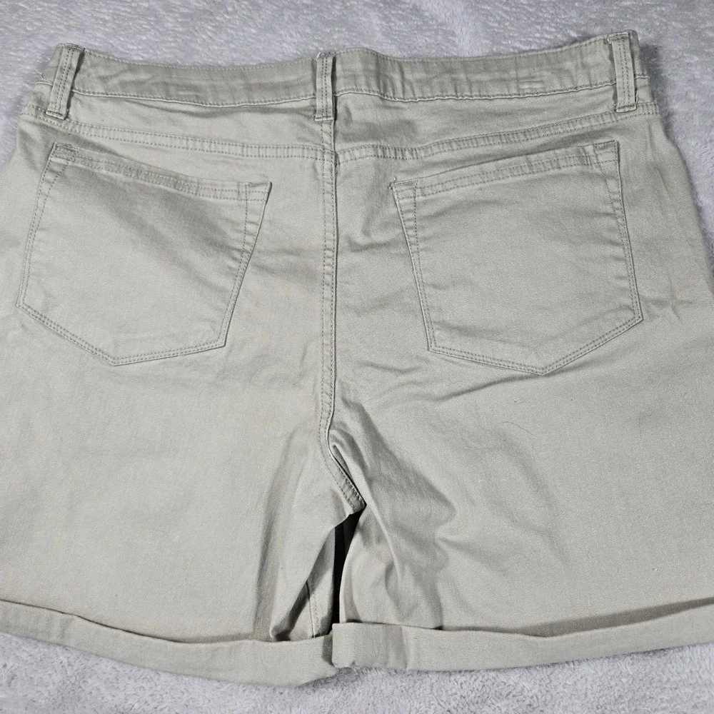 Riders by Lee Womens Midrise Short Pure Cashmere Tan 196MAWP Size 16 NWT